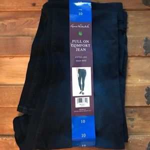 Gloria Vanderbilt Pull On Comfort Jeans. BNWT. 10.